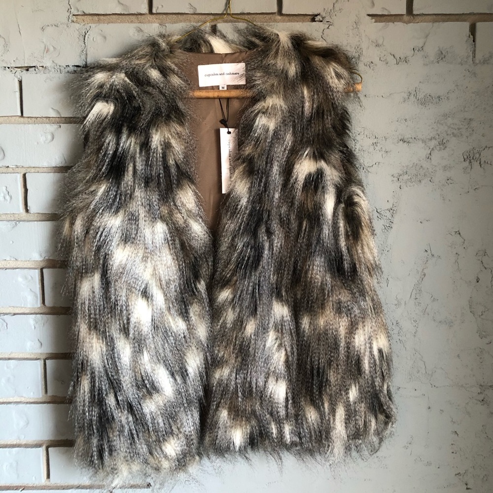 NWT Cupcakes & Cashmere Fur Vest-Size M 🔥